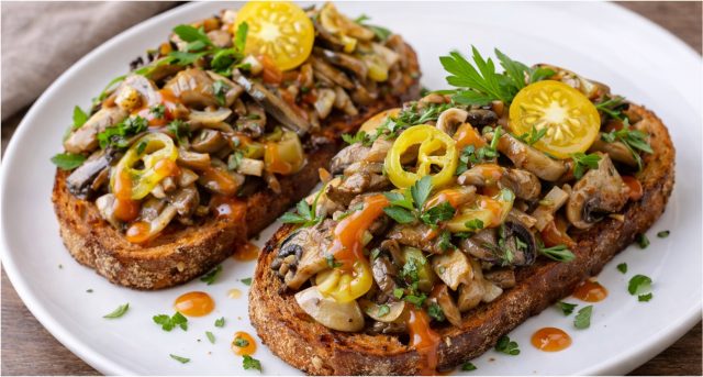 Houbová směs na topinky s paprikou a chilli – rychlá lesní večeře z pánve