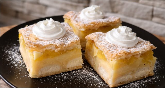 jablečný koláč (7) Rychlé řezy z listového těsta s meruňkami, piškoty a pudinkem – trik proti rozmočenému spodku