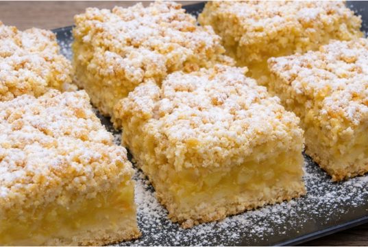 Strouhaný jablečný koláč s drobenkou – křehké těsto z mrazáku a šťavnatá náplň