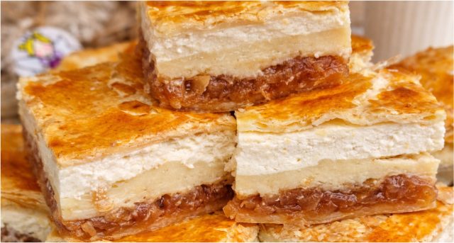 Jablečný koláč z listového těsta s pudinkem a tvarohem – vláčný třívrstvý štrúdl