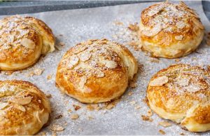 Zapomeňte na klasický štrúdl: Jablečné polštářky, které mizí z plechu bleskově Jablečné šneky