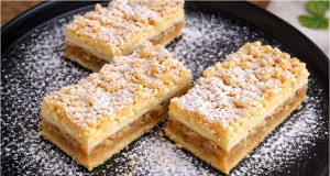 Jablíčka v oblacích: Zapomeňte na klasický štrúdl, tenhle sněhový obláček si zamilujete Jablíčka v oblacích – křehký jablečný moučník se sněhovou pusinkou