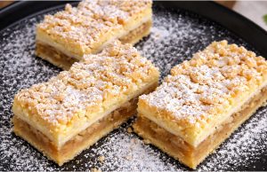 Jablíčka v oblacích – křehký jablečný moučník se sněhovou pusinkou