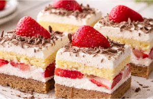 Jahodové řezy s mascarpone a bílou čokoládou: Dvoubarevná fantazie Jahodové řezy s mascarpone a bílou čokoládou: Luxusní moučník na plech