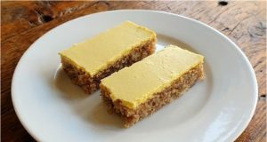 Jarní ořechové řezy se žloutkovou polevou: Sladký klenot, který se rozplývá na jazyku Jarní řezy s ořechovým těstem a žloutkovou polevou podle babičky