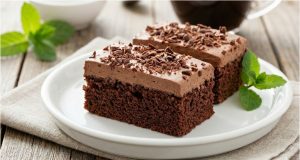 Kefírová buchta se zakysanou smetanou a čokoládou: Extrémně vláčný moučník za 30 minut