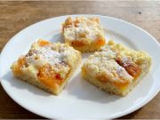 Vláčný meruňkový koláč s tvarohem a drobenkou: Tajemství je v kefíru