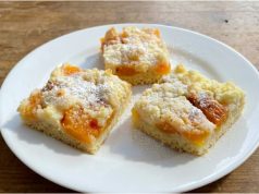 Vláčný meruňkový koláč s tvarohem a drobenkou: Tajemství je v kefíru