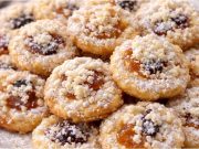 Rychlé tvarohové koláčky s jablky a drobenkou Bleskové tvarohové koláčky s jablečnou náplní: Bez kynutí a hotové raz dva