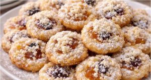 Rychlé tvarohové koláčky s jablky a drobenkou Bleskové tvarohové koláčky s jablečnou náplní: Bez kynutí a hotové raz dva