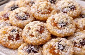 Rychlé tvarohové koláčky s jablky a drobenkou Bleskové tvarohové koláčky s jablečnou náplní: Bez kynutí a hotové raz dva