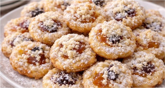 Bleskové tvarohové koláčky s jablečnou náplní: Bez kynutí a hotové raz dva Bleskové tvarohové koláčky s jablečnou náplní: Bez kynutí a hotové raz dva