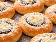 Domácí koláčky bez kynutí: Rychlá pečená dobrota, kterou můžete plnit ihned Koláčky bez kynutí z drožďového těsta – rychlé, křehké a hotové za 45 minut