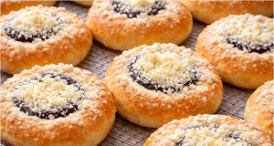 Domácí koláčky bez kynutí: Rychlá pečená dobrota, kterou můžete plnit ihned Koláčky bez kynutí z drožďového těsta – rychlé, křehké a hotové za 45 minut