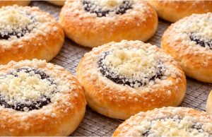 Domácí koláčky bez kynutí: Rychlá pečená dobrota, kterou můžete plnit ihned Koláčky bez kynutí z drožďového těsta – rychlé, křehké a hotové za 45 minut