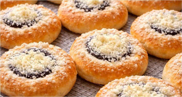 Koláčky bez kynutí z drožďového těsta – rychlé, křehké a hotové za 45 minut Koláčky bez kynutí z drožďového těsta – rychlé, křehké a hotové za 45 minut