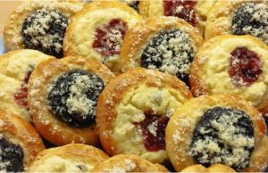 Nekynuté koláčky s tvarohem a povidly – hotové bez čekání, křehké a vláčné