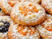Domácí koláče s tvarohem, borůvkami a meruňkami: Recept na nejlepší kynuté těsto