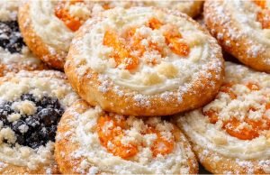 Domácí koláče s tvarohem, borůvkami a meruňkami: Recept na nejlepší kynuté těsto