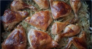Kuře na zelí: Tradiční recept, kde hlavní roli hraje jednoduchost a poctivá chuť Kuře pečené na zelí – jednoduchý recept z jednoho pekáče