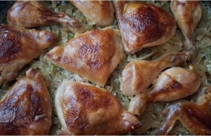 Kuře pečené na zelí – jednoduchý recept z jednoho pekáče