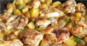 Kuře z jednoho pekáče s bramborami a dijonským přelivem: Elegantní večeře bez námahy Kuře pečené na bramborách s dijonskou hořčicí a citronem