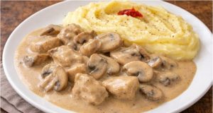 Kuřecí směs se žampiony a smetanou: Jemná omáčka, kterou si děti vyprosí znovu Kuřecí prsa na cibulce se žampiony ve smetanové omáčce – rychlý a sytý oběd