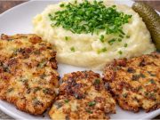 Šťavnaté kuřecí placičky se zakysanou smetanou: Bleskový recept, který si zamilujete