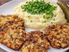 Šťavnaté kuřecí placičky se zakysanou smetanou: Bleskový recept, který si zamilujete