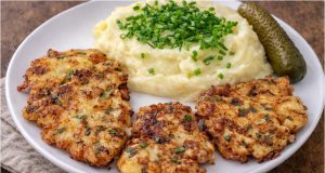 Šťavnaté kuřecí placičky se zakysanou smetanou: Bleskový recept, který si zamilujete Kuřecí placičky ze zakysané smetany – šťavnaté, rychlé a plné chuti