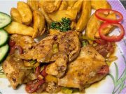 Šťavnatá kuřecí prsa se zeleninou a pečené brambory