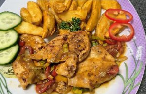 Šťavnatá kuřecí prsa se zeleninou a pečené brambory