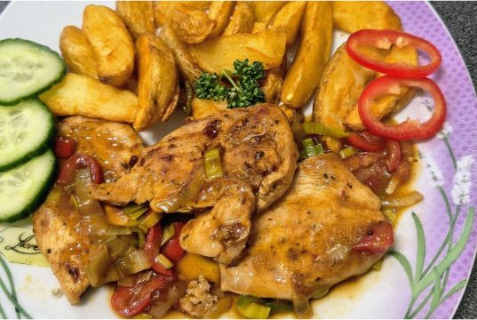 Šťavnatá kuřecí prsa se zeleninou a pečené brambory