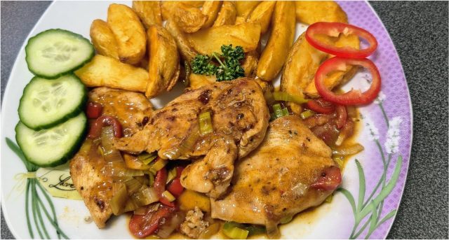 Šťavnatá kuřecí prsa se zeleninou a pečené brambory