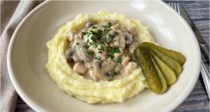 Kuřecí prsa se žampiony na smetaně – rychlá večeře, která zachrání každý den