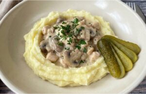 Kuřecí prsa na žampionech a smetaně: Rychlý oběd z jedné pánve Kuřecí prsa se žampiony na smetaně – rychlá večeře, která zachrání každý den