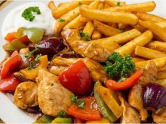 Rychlá kuřecí směs s medem a chilli: Šťavnatá minutka, která nezklame Kuřecí směs na pánvi se zeleninou a sweet chilli: Rychlá minutka plná chuti