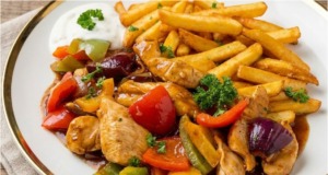 Rychlá kuřecí směs s medem a chilli: Šťavnatá minutka, která nezklame Kuřecí směs na pánvi se zeleninou a sweet chilli: Rychlá minutka plná chuti