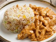 Kuřecí nudličky v jemné česnekové omáčce s barevnou rýží – rychlý a levný oběd pro celou rodinu