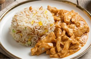 Kuřecí nudličky v jemné česnekové omáčce s barevnou rýží – rychlý a levný oběd pro celou rodinu