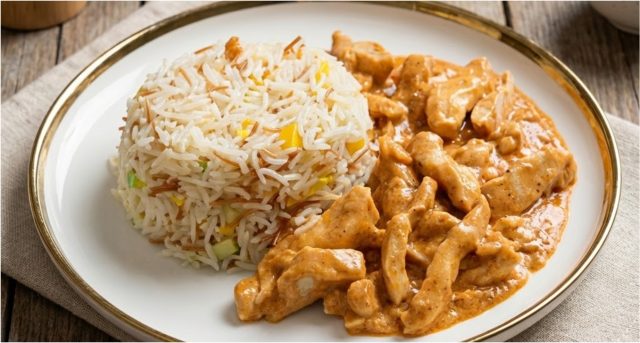 Kuřecí nudličky v jemné česnekové omáčce s barevnou rýží – rychlý a levný oběd pro celou rodinu