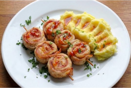 Kuřecí šneky na špejli se šunkou a slaninou – efektní oběd, který si rodina zamiluje