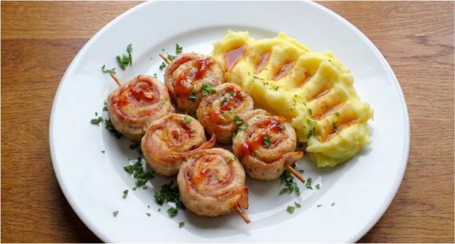 Kuřecí šneky na špejli se šunkou a slaninou – efektní oběd, který si rodina zamiluje