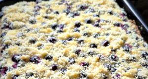 Máslový koláč s tvarohem a borůvkami – poctivý moučník na velký plech