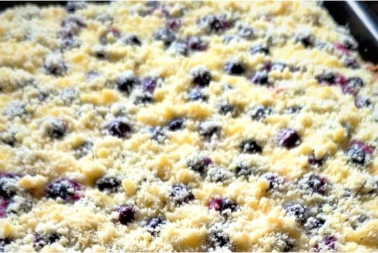 Máslový koláč s tvarohem a borůvkami – poctivý moučník na velký plech