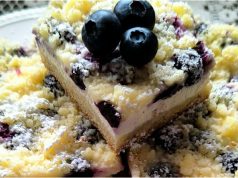 Máslový koláč s tvarohem a borůvkami: Křehké potěšení s poctivou drobenkou Máslový koláč s tvarohem a borůvkami na plech – poctivý domácí dezert