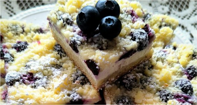 Máslový koláč s tvarohem a borůvkami na plech – poctivý domácí dezert