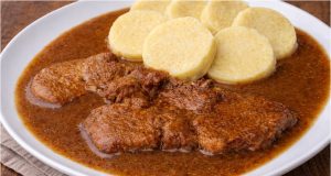 Vepřová kýta na hořčici: Tradiční recept na poctivou omáčku s knedlíkem Vepřová kýta na hořčici s bramborovým knedlíkem – klasika jako od babičky