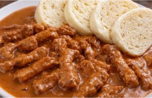 Vepřové nudličky na paprice se špekem a smetanou – poctivý český oběd