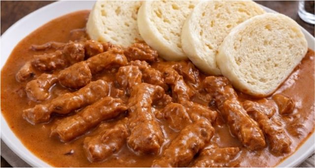 Vepřové nudličky na paprice se špekem a smetanou – poctivý český oběd Vepřové nudličky na paprice se špekem a smetanou – poctivý český oběd